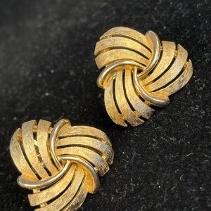 Elegant vintage Trifari Gold Knot clip on Earrings
